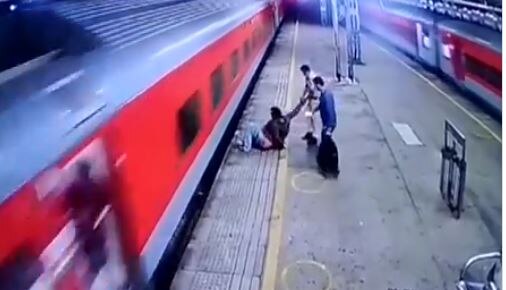 मुंबई के बोरीवली स्टेशन पर टला बड़ा हादसा, चलती ट्रेन से उतरने की कोशिश में गिरा शख्स