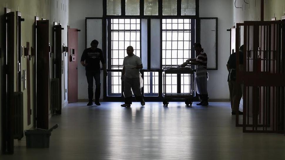 Italy: अधिकारियों ने कैदियों पर बरसाए थे लात-घूंसे, 52 सुरक्षाकर्मियों को अब मिली ऐसी सजा