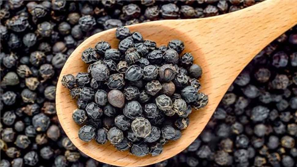 black pepper: सेहत के लिए बड़े काम की चीज है काली मिर्च, आंखों की रोशनी बढ़ाने के साथ इन गंभीर बीमारियों से रखती है दूर