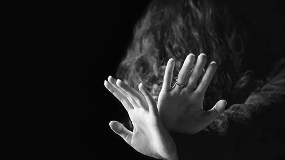 Furious Dad: बच्चे को अच्छी ग्रेड नहीं मिलने से बौखलाए शख्स का हंगामा, Lady Teacher के साथ की शर्मनाक हरकत Furious Dad: बच्चे को अच्छी ग्रेड नहीं मिलने से बौखलाए शख्स का हंगामा, Lady Teacher के साथ की शर्मनाक हरकत