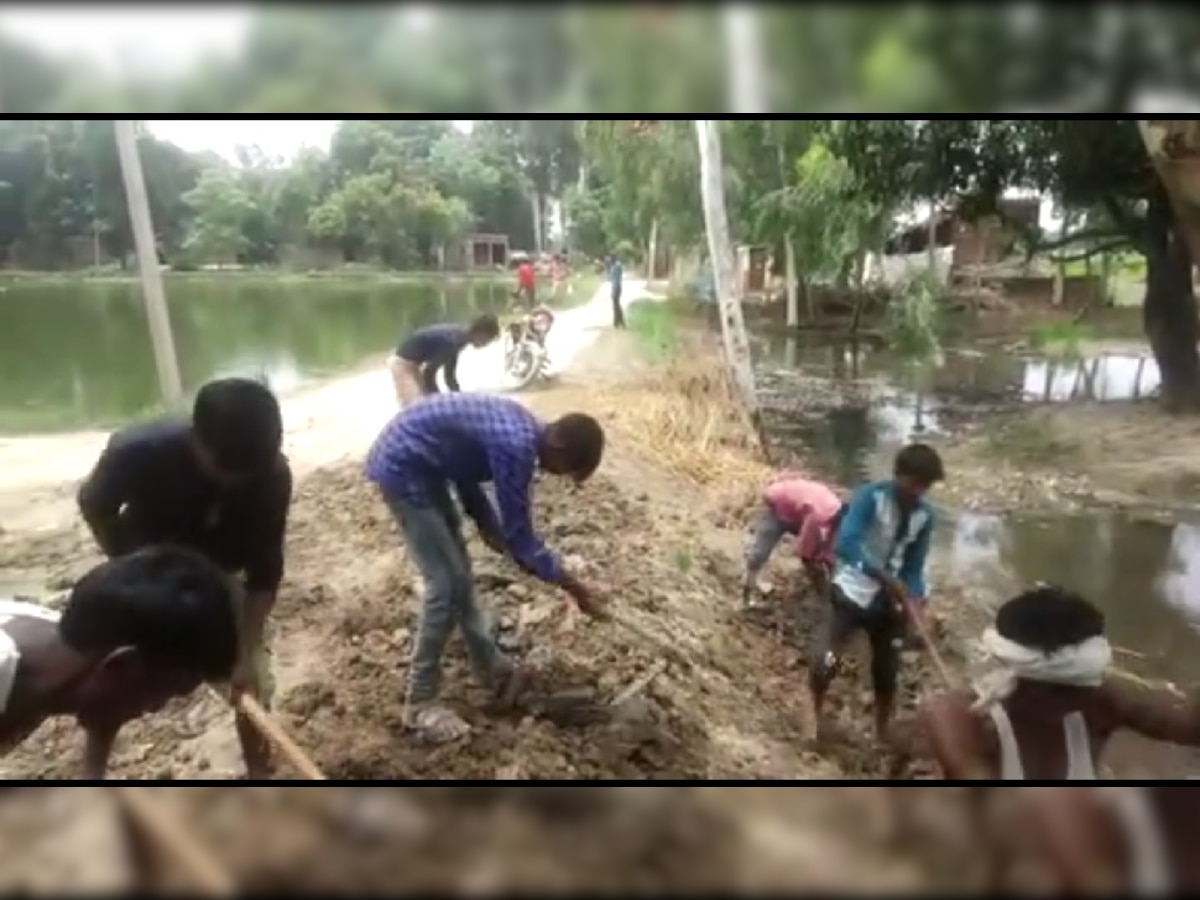 मनरेगा योजना में बड़ा खेल, बच्चों के हाथों में किताब की जगह थमा दिया फावड़ा, नाबालिगों से कराई जा रही मजदूरी 