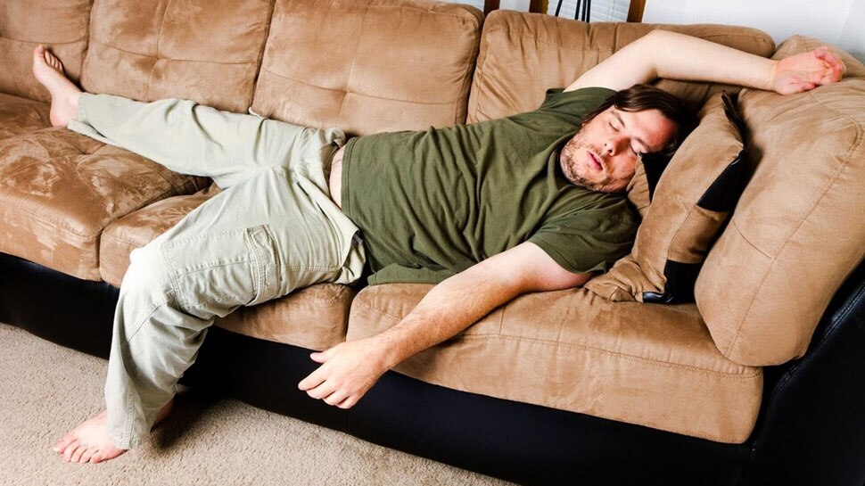 These problems can be caused by sleeping on the sofa | Sleeping on Sofa:  अगर आपको भी है सोफे पर सोने का शौक तो तुरंत बदल लें ये आदत, हो सकती है