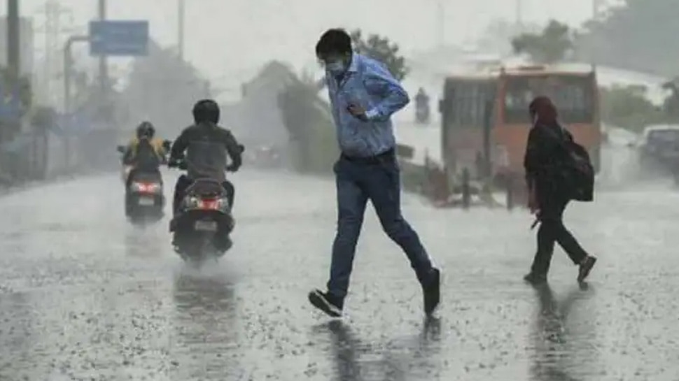 Weather Update: चिलचिलाती गर्मी से लोगों को मिली राहत, दिल्ली-NCR के कई इलाकों में आंधी के साथ जोरदार बारिश