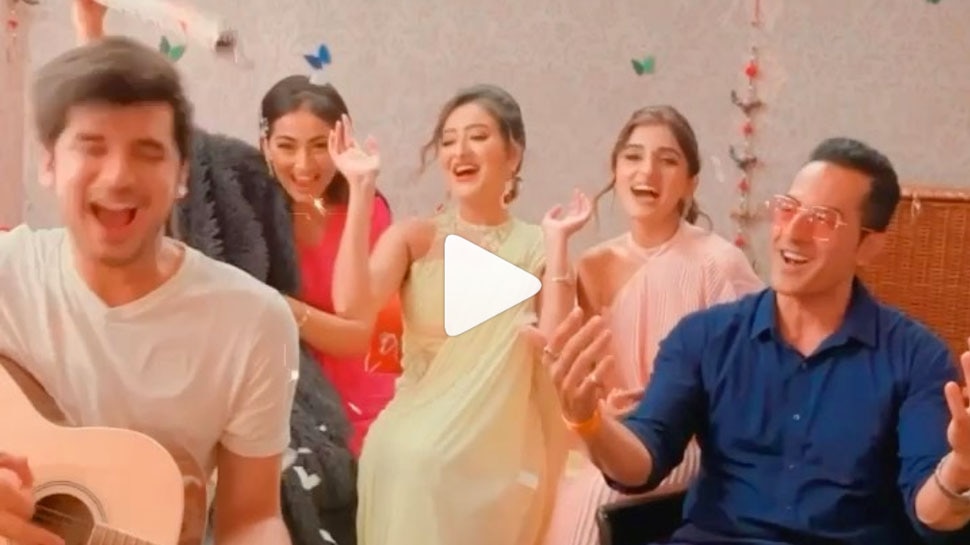 कभी नहीं देखा होगा Vanraj के ऐसा अंदाज, पहली बार Kavya के साथ खड़ा है अनुपमा का बेटा कभी नहीं देखा होगा Vanraj के ऐसा अंदाज, पहली बार Kavya के साथ खड़ा है अनुपमा का बेटा