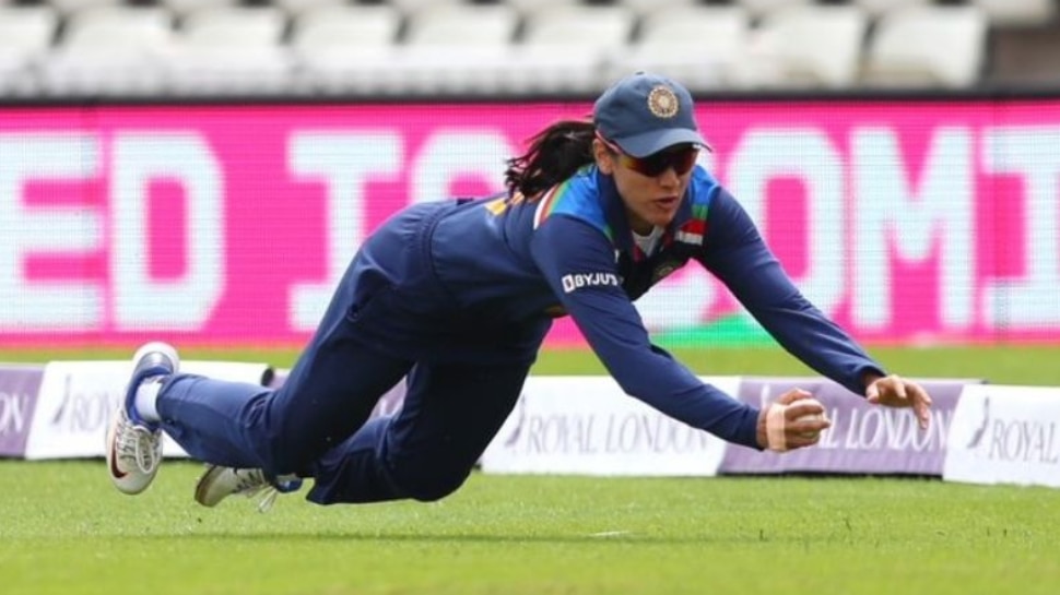 IND W VS ENG W: ‘Superwomen’ बनी Smriti Mandhana, हवा में उड़कर पकड़ा हैरतअंगेज कैच, देखें Viral Video