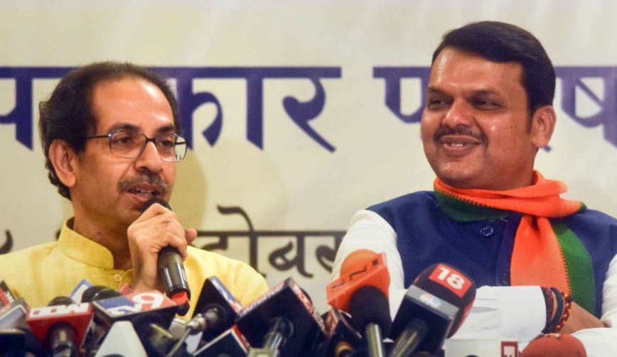 BJP and Shiv Sena not enemies, Devendra Fadnavis on possibility of reunion | Shiv Sena और BJP दुश्मन नहीं, हालात देखकर लेंगे सही फैसला: Devendra Fadnavis - Vimarsana News