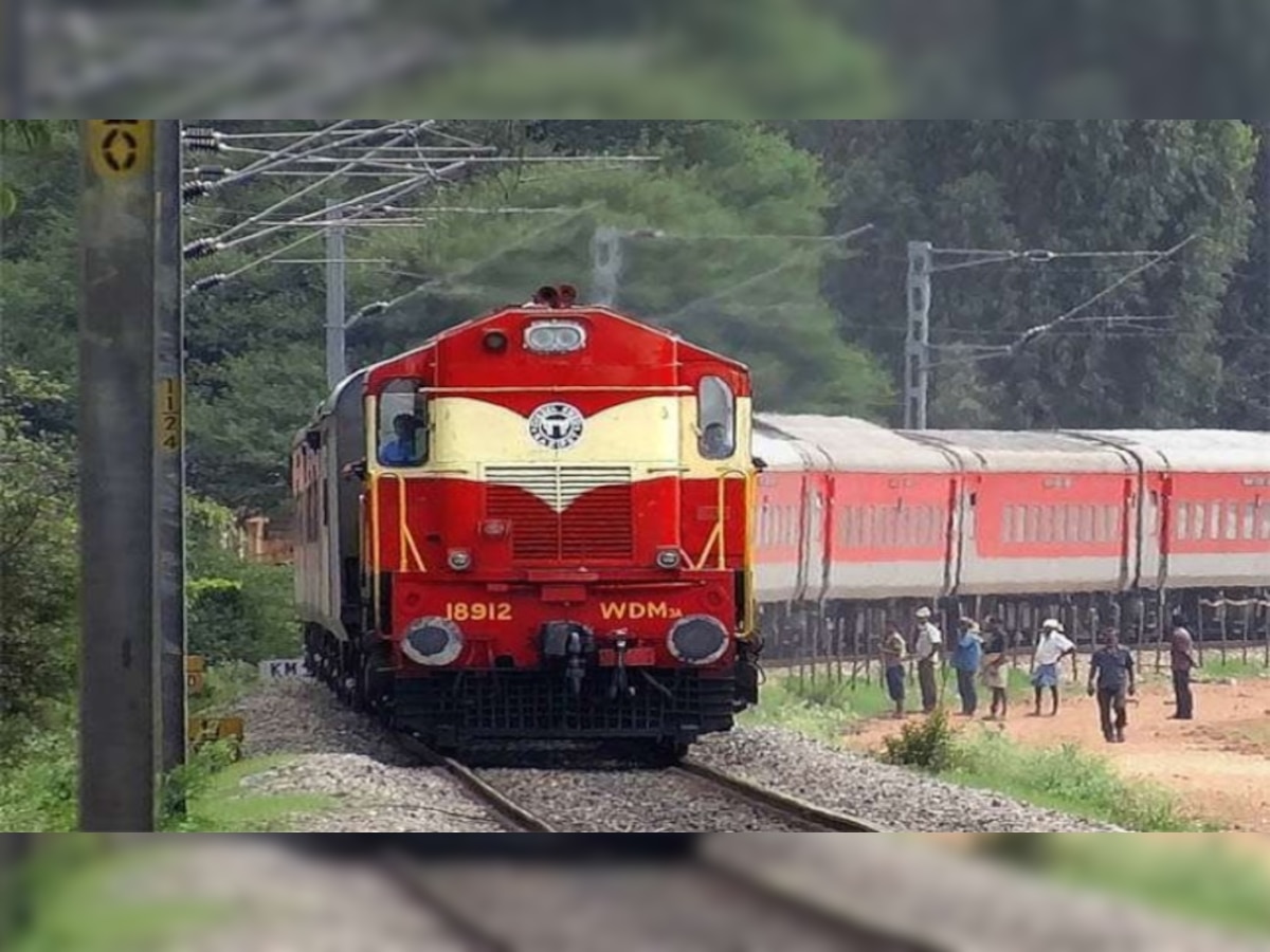 Indian Railways: आपके ट्रेन टिकट पर कोई 'दूसरा व्यक्ति' भी कर सकता है सफर! रेलवे ने दी है सुविधा, जानिए कैसे?