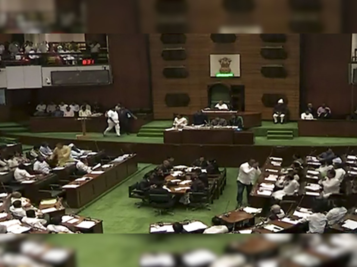 Maharashtra Assembly में हंगामा, BJP के 12 विधायक एक साल के लिए हुए निलंबित