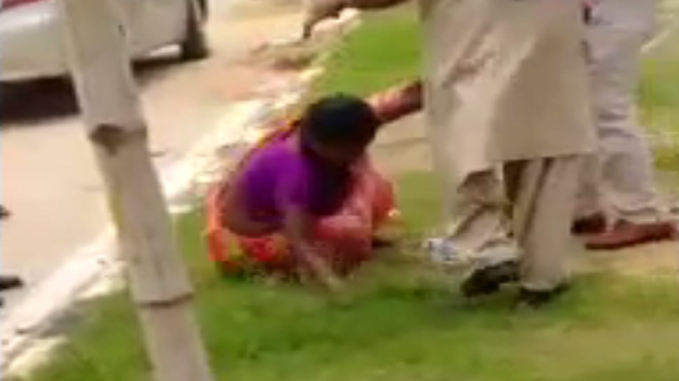 जमीन विवाद में महिला को पड़ी पुलिस की लाठी, वीडियो वायरल
