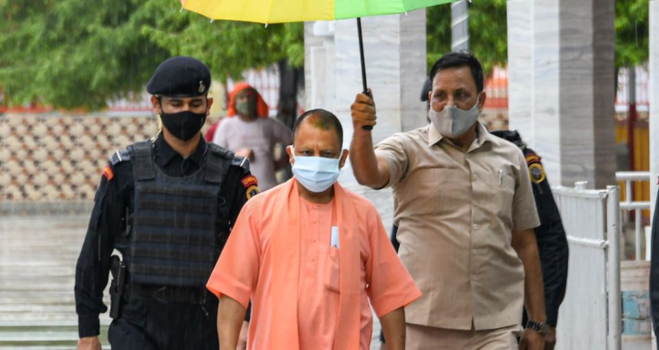 CM Yogi Adityanath ने जनता से पूछा सवाल- अपराधियों की छाती पर Bulldozer चलना चाहिए?