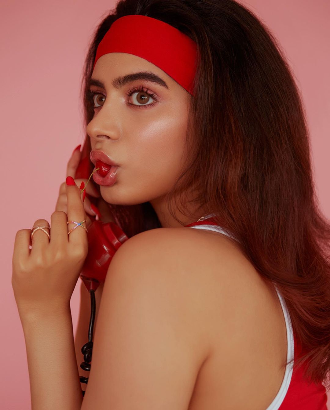 चैरी के संग गॉर्जियस अंदाज Khushi Kapoor in Sports Bra