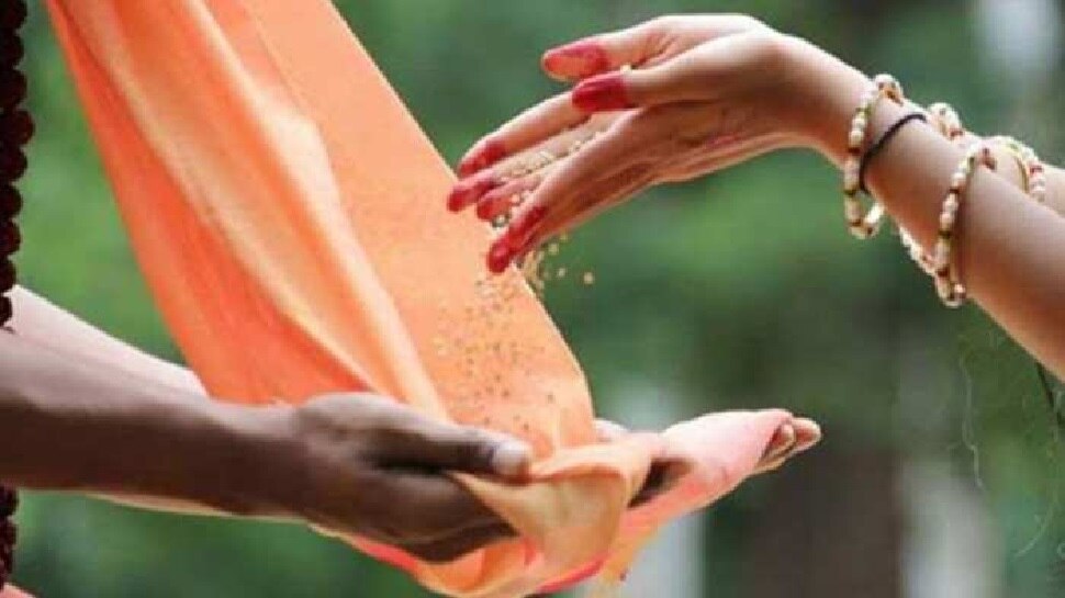 Sunset के बाद दान में न दें Salt, Turmeric और खट्टी चीजें,  हो सकता है Financial Loss