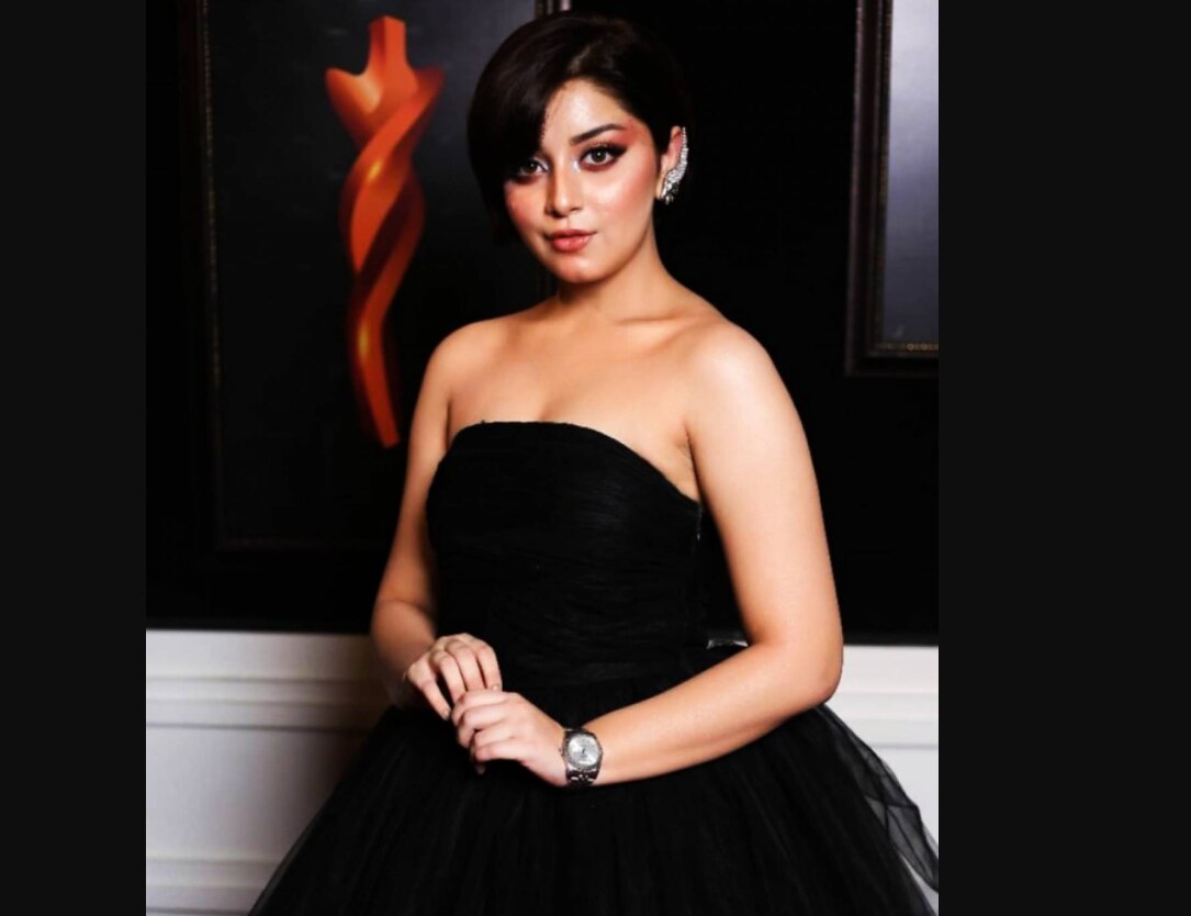 एक्ट्रेस अलीज़ शाह के छोटे कपड़े ने पाकिस्तान में लगाई 'आग'