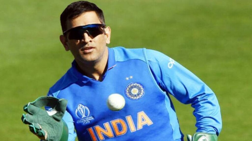 बेकाबू भीड़ से बचने के लिए पुलिस वैन में सवार हुए थे धोनी, माही बोले- क्रिमिनल जैसा महसूस हुआ