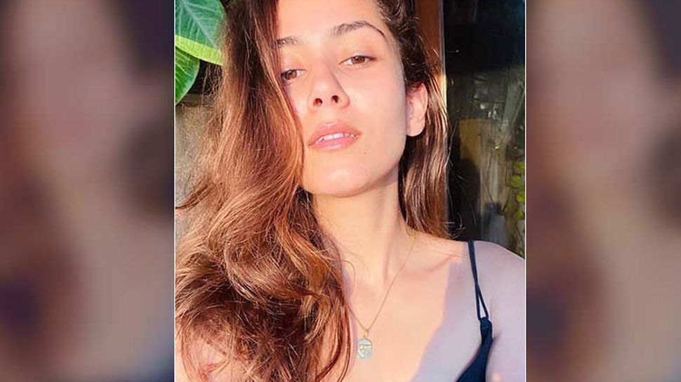 छोटी ड्रेस के चक्कर में ट्रोल हुईं  Mira Rajput, लोग बोले- 'बेटी का है स्कर्ट'