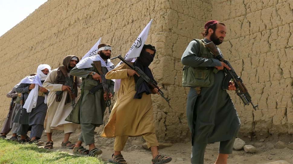 तालिबान के डर से मुल्क छोड़कर भाग रहे अफगानी सैनिक, कई देशों ने बंद किए अपने दूतावास, छुट्टी पर राजनयिक