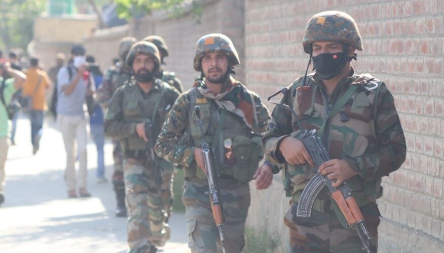 Jammu Kashmir: सुरक्षाबलों को बड़ी कामयाबी, Handwara Encounter में हिज्बुल का टॉप कमांडर Mehrazuddin ढेर