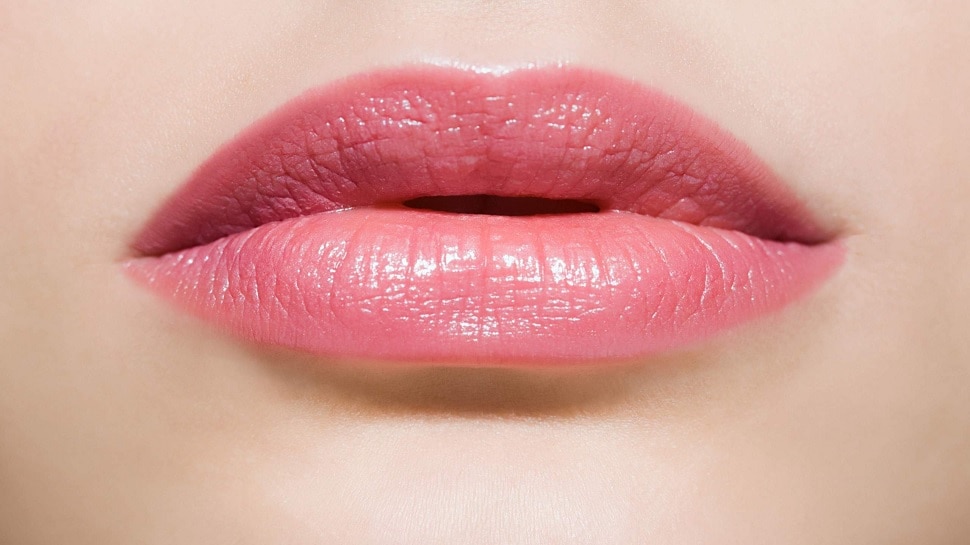 Beauty Tips: पानी की मदद से भी होंठ को बना सकते हैं गुलाबी, जानें 5 दमदार उपाय