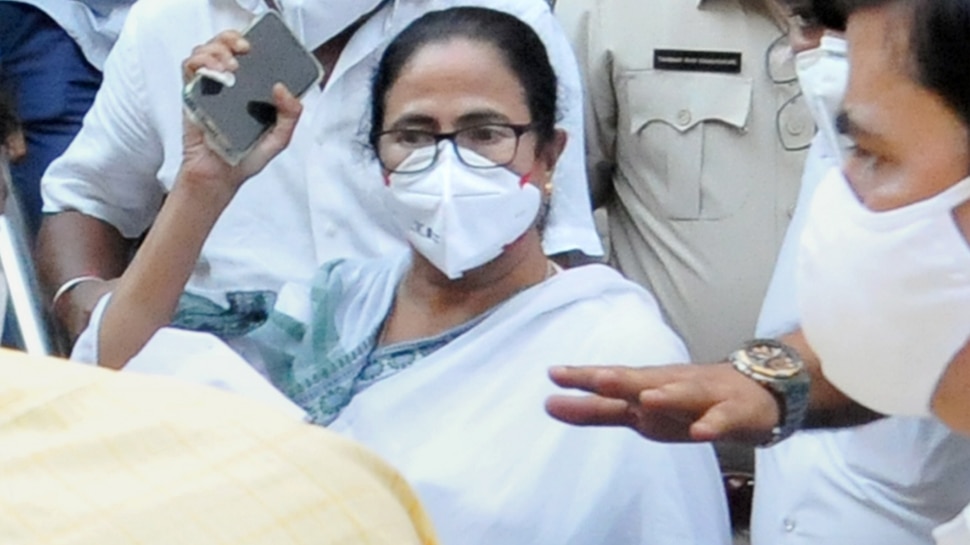 Mamata Banerjee को Calcutta High Court से बड़ा झटका, जज पर सवाल उठाने के मामले लगा 5 लाख रुपये का जुर्माना