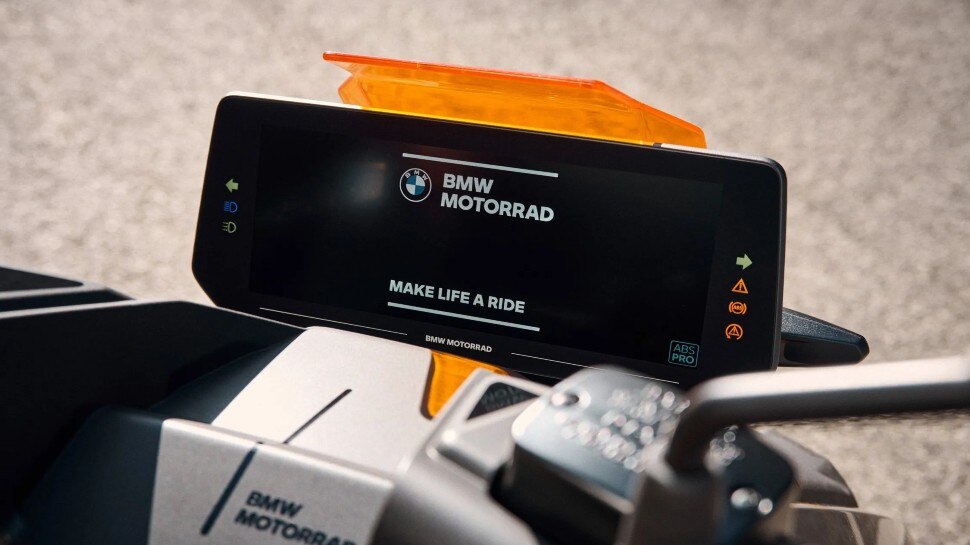 BMW CE 04 features 