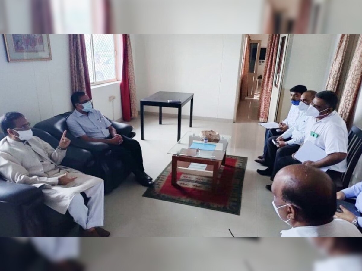 उप मुख्यमंत्री डॉ. दिनेश शर्मा ने अधिकारियों के साथ समीक्षा बैठक की. 