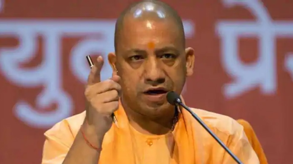 Yogi Adityanath ने बढ़ती आबादी को बताया विकास में बाधा, UP Govt ला रही नई जनसंख्या नीति