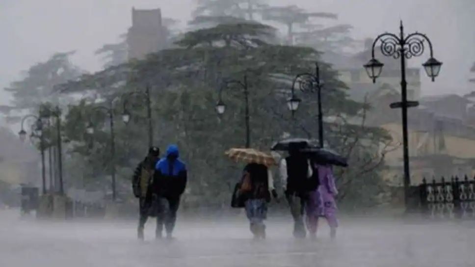 Delhi Weather Update: दिल्ली के कुछ हिस्सों में बारिश, लोगों को सख्त गर्मी से मिली राहत