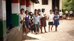 Right to Education के तहत कई स्कूल नहीं कर रहे बच्चों का एडमिशन, बना रहे बहाने