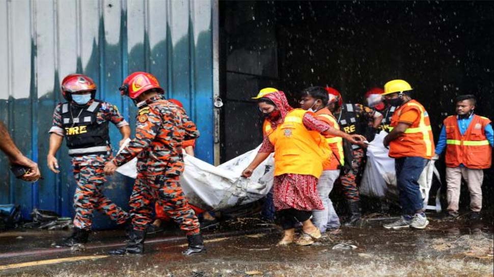 बांग्लादेश की जूस फैक्टरी में आग लगने से 50 मजदूरों की मौत, अंदर फंसे हैं कई लोग