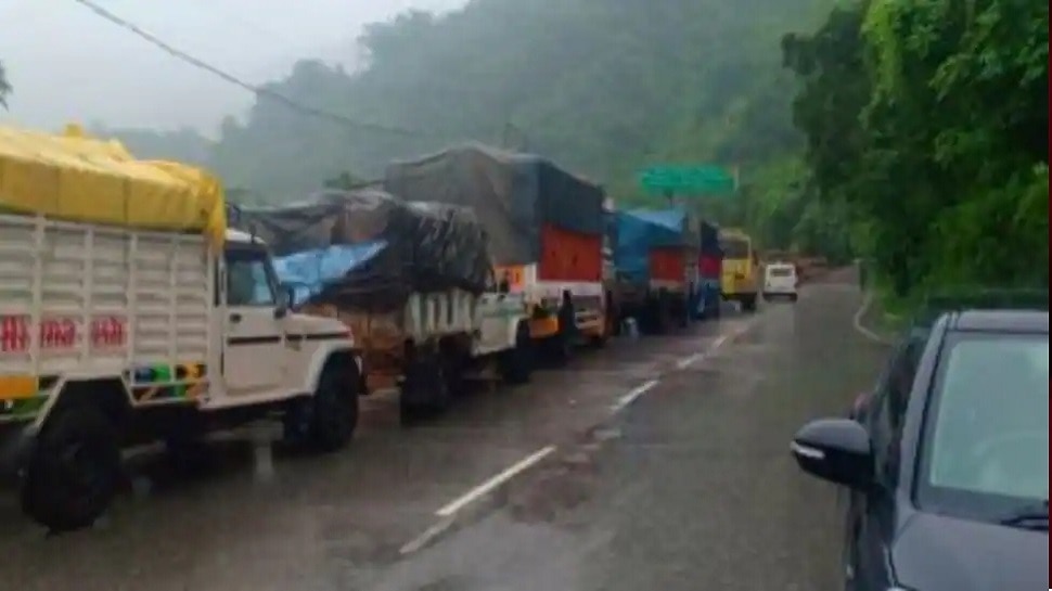 Jammu-Kashmir में भारी बारिश के बाद Landslide, मलबे के कारण Jammu-Srinagar National Highway पर रुका यातायात