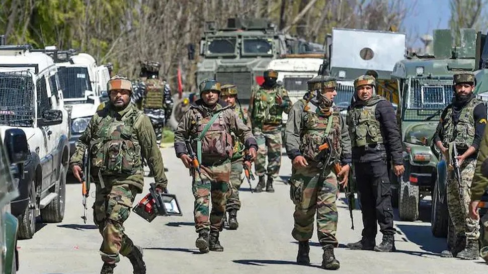 Jammu Kashmir में Terrorists से संबंध के आरोप में 11 कर्मचारी बर्खास्त, LG ने दिया आदेश