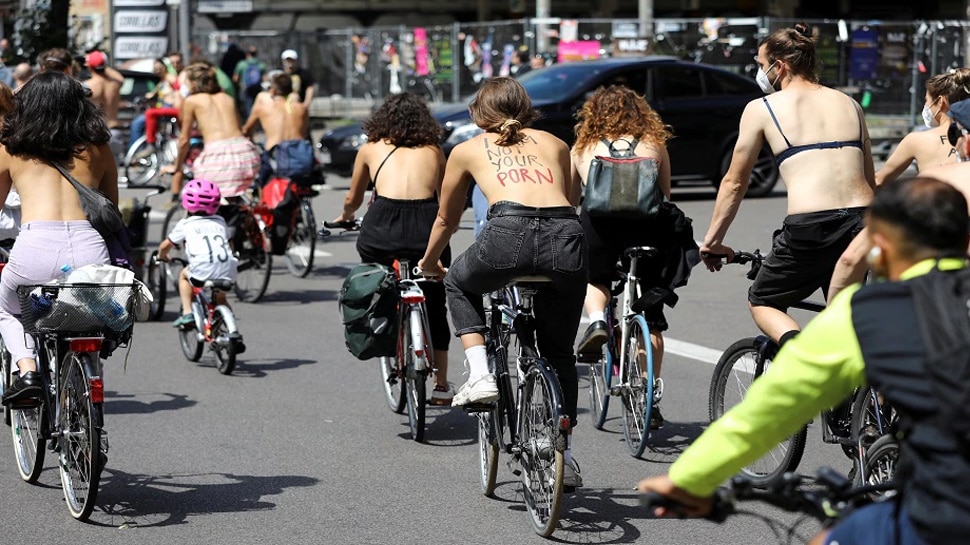 Women Bikers hold Topless protest in Berlin after guards told sun bathing topless mother to cover up his chest | पुरुषों ने पहनी ब्रा, महिलाए हुईं टॉपलेस; आखिर क्यों हुआ Berlin की