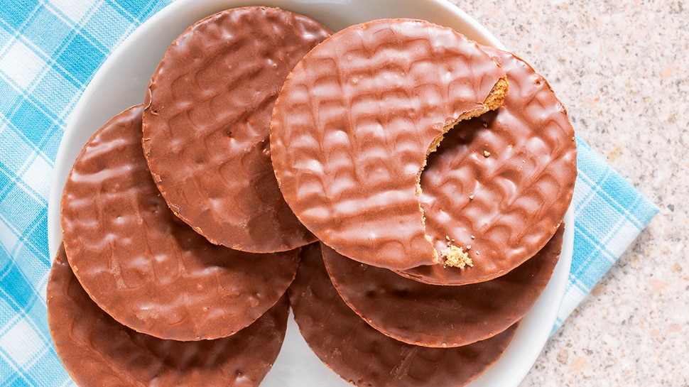Chocolate Biscuit खाने का सही तरीका ज्‍यादातर लोगों का नहीं मालूम! करते हैं ये गलती