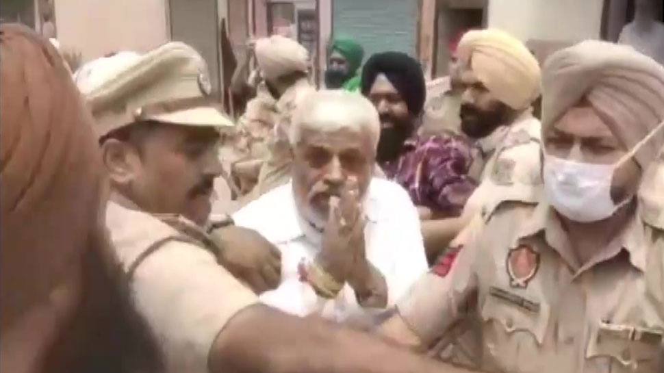 Farmer protesters attacked BJP leader beat and tore his clothes in patiala punjab latest news | Farmers Protest: BJP नेता पर किसान प्रदर्शनकारियों का हमला, मारपीट कर कपड़े फाड़े | Hindi News, देश