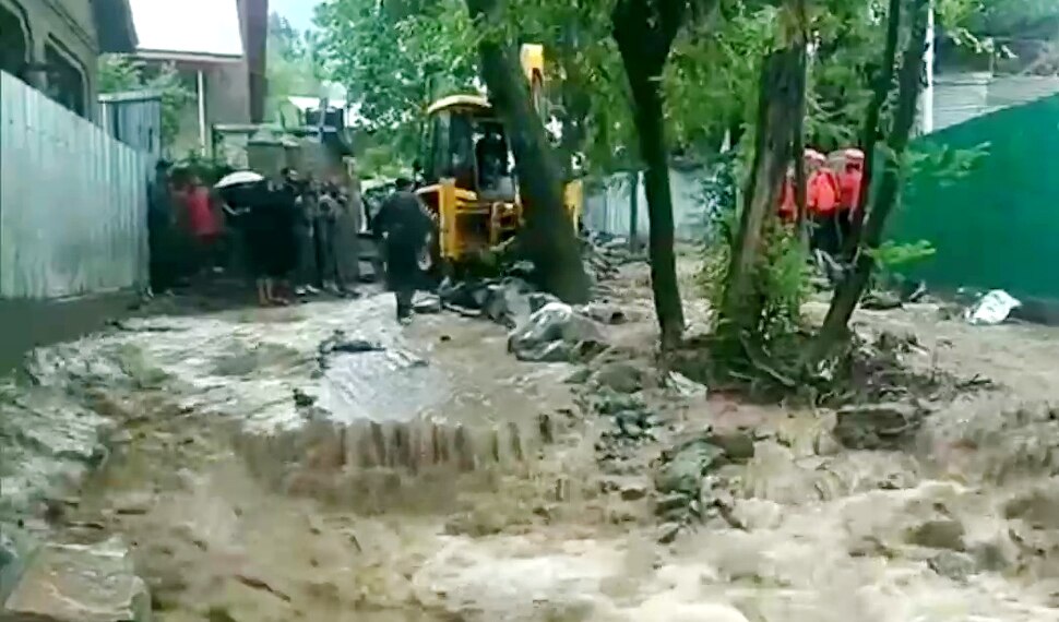 Ganderbal Cloudburst: गांदरबल में बादल फटने से आई बाढ़, तालाब बनी सड़कें