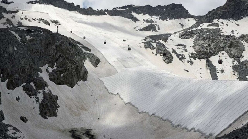 Italy के Presena Glacier को कपड़े से ढक रहे हैं Climate Experts, टूटने का  है खतरा | Climate experts covers Italian Presena glacier with cloth to  protect snow from melting | Hindi