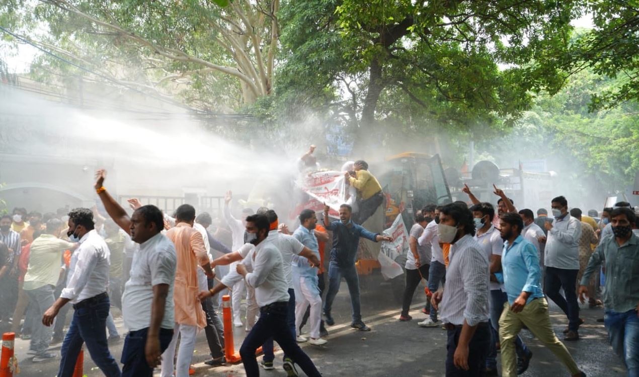 Delhi: पानी पर बीजेपी-आप में 'युद्ध', पुलिस ने वाटर कैनन से भाजपा प्रदर्शनकारियों को खदेड़ा