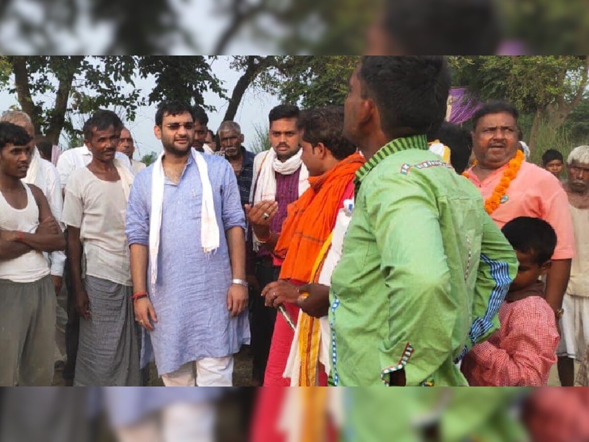 BJP MLA वीर विक्रम सिंह, स्काई ब्लू कुर्ते में (फाइल फोटो). 