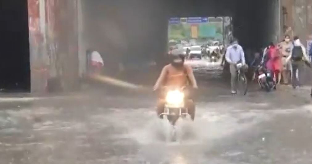 Delhi में मॉनसून का इंतजार हुआ खत्म, पहली बारिश से सड़कों पर भरा पानी