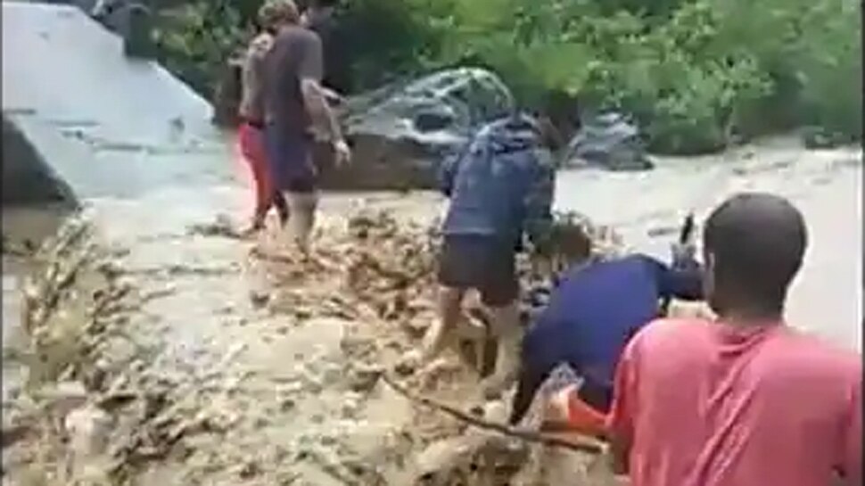 Dehradun: बारिश ने उत्तराखंड में मचाई तबाही, जान हथेली पर रख टूटे पुल से नदी पार करने को मजबूर हुए लोग