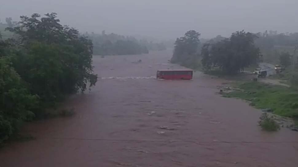 पानी में डूबे पुल से पार करवाई यात्रियों से भरी बस, सामने आया भयावह वीडियो