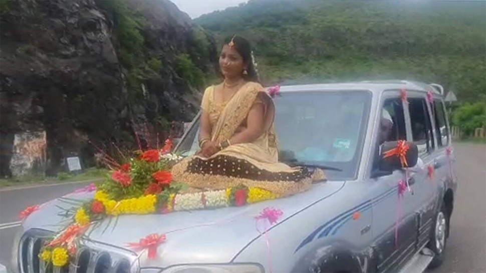 ‘अलग’ करने की चाह पड़ी भारी: SUV के Bonnet पर बैठकर अपनी शादी में पहुंचने वाली Bride के खिलाफ केस दर्ज