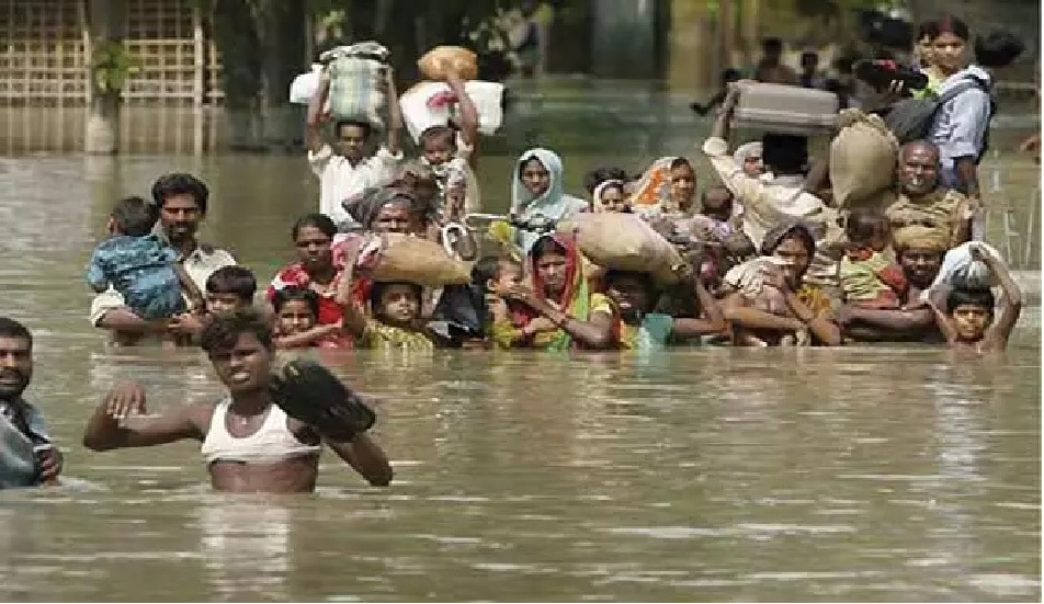 Bihar: बिहार में नदियों की 'मनमानी',पश्चिम चंपारण में सड़कों पर आसरा ले रहे हैं लोग