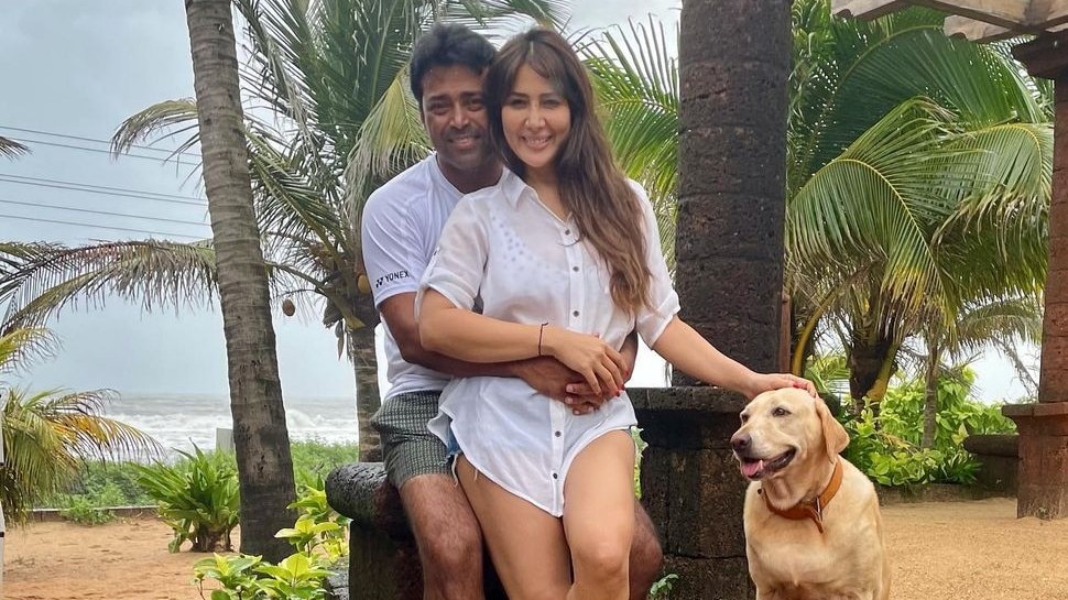 Leander Paes की बाहों में नजर आईं मोहब्बतें फेम हसीना Kim Sharma, डेटिंग को लेकर उठे सवाल