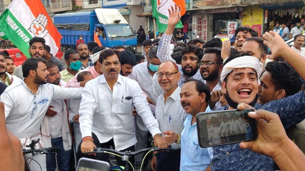 MP में कांग्रेस का विरोधः पेट्रोल दामों के खिलाफ साइकिल रैली, इस जिले में लगे 'डंग हाय-हाय' के नारे