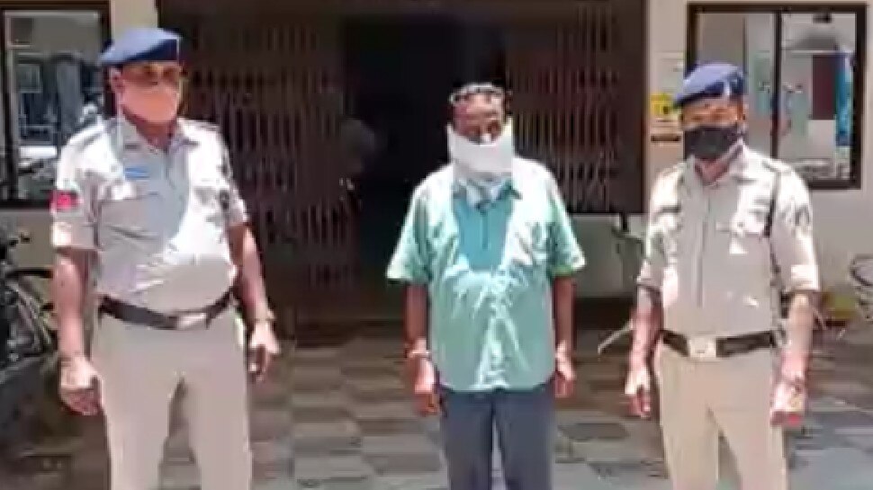 जिला खेल अधिकारी की करतूतः शिक्षिका को भेजीं अश्लील फोटोज, शिकायत के बाद ऐसे हुई गिरफ्तारी
