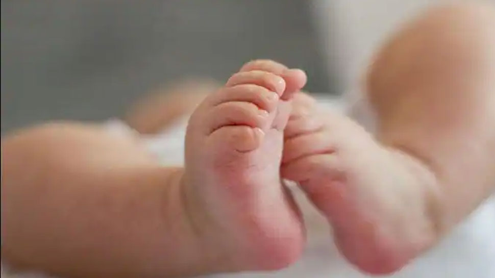 निर्दयी मांः 6 महीने के बच्चे को किसी की गोद में छोड़ गई, 5 मिनट का बोल वापस नहीं लौटी