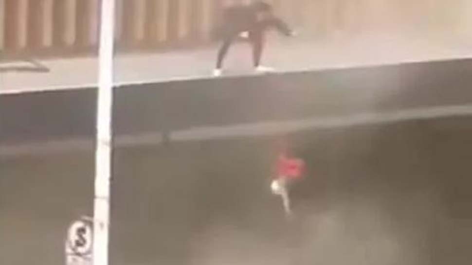 South Africa riots: धधकती इमारत से मां ने बच्ची को फेंका बाहर, नीचे मौजूद लोगों ने इस तरह बचाई जान, देखिए Video