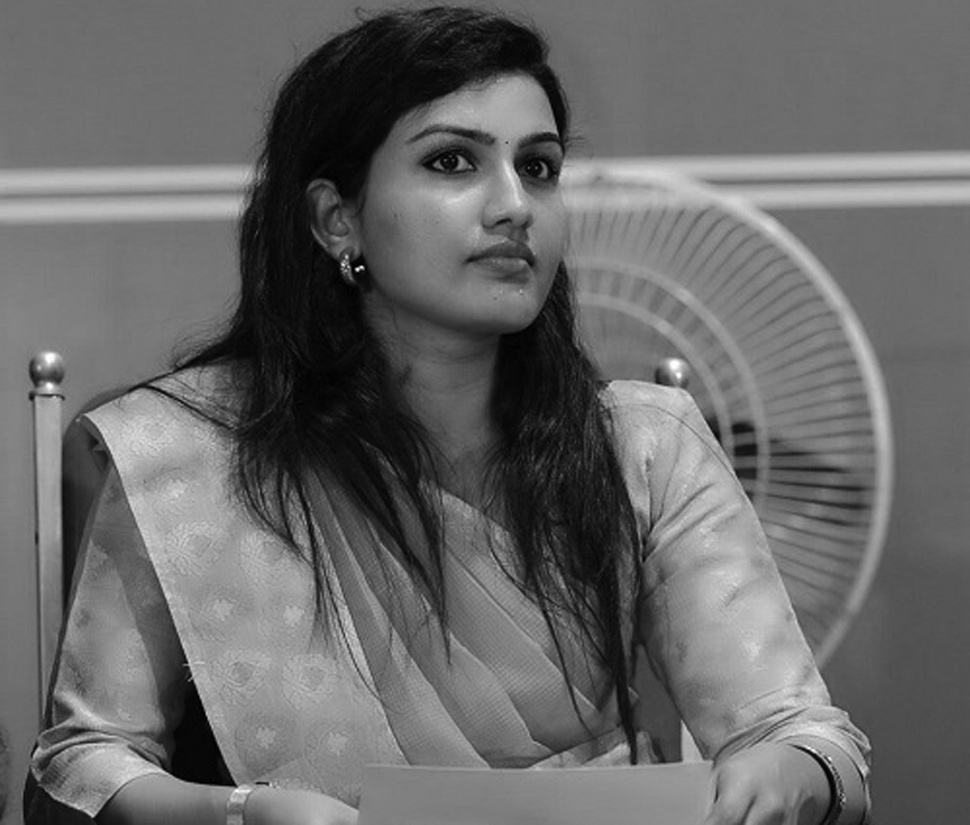 IAS Renu Raj Success Story: Journey from Doctor to UPSC Topper | Renu ...