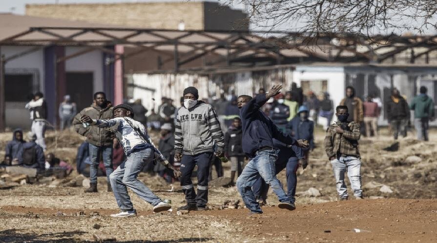 दक्षिण अफ्रीका में हथियार उठाने को क्यों मजबूर हुए भारतवंशी? 117 लोगों की मौत